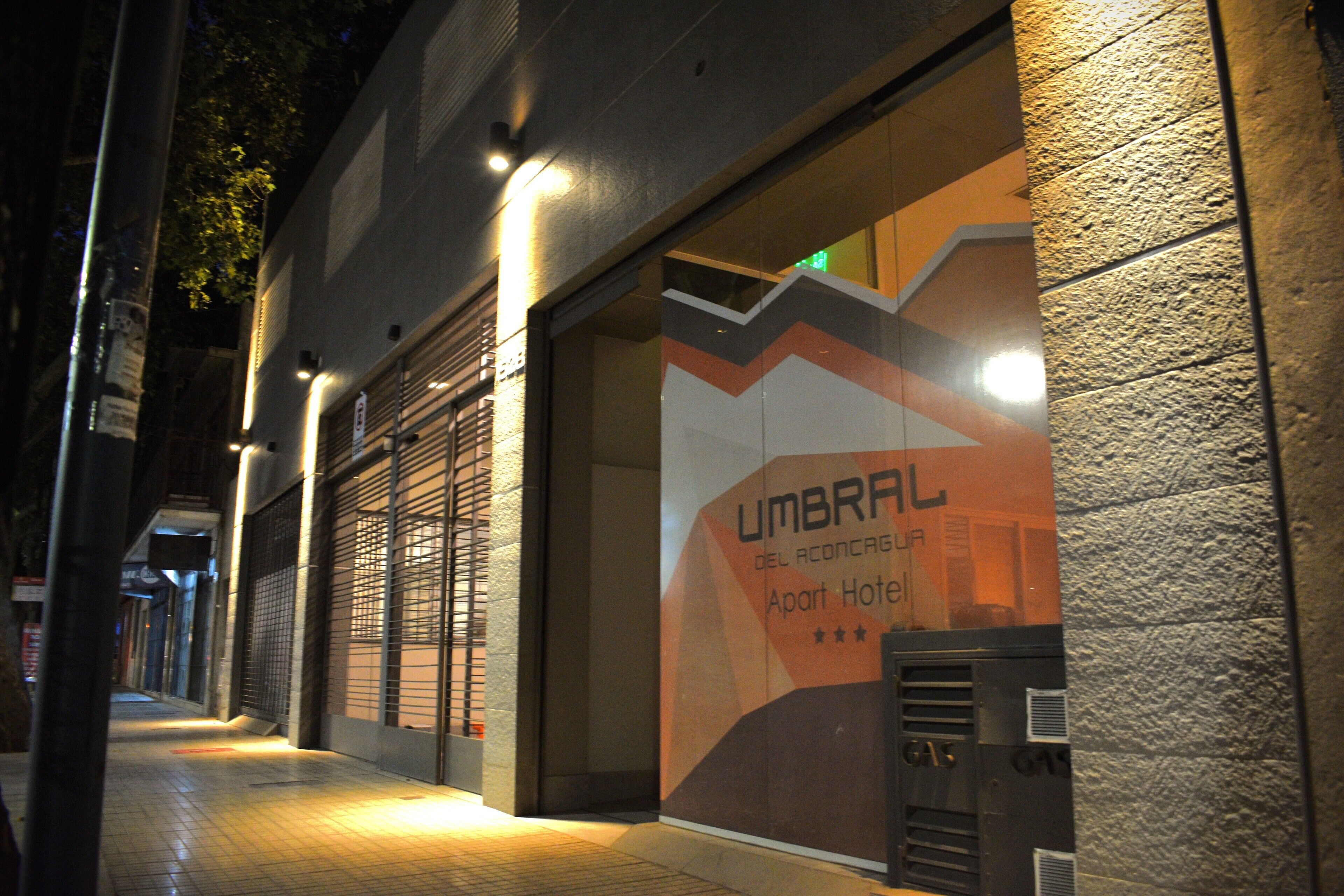 A hotel entrance with a large sign for 'UMBRAL DEL ACONCAGL Apartment Hotel'.