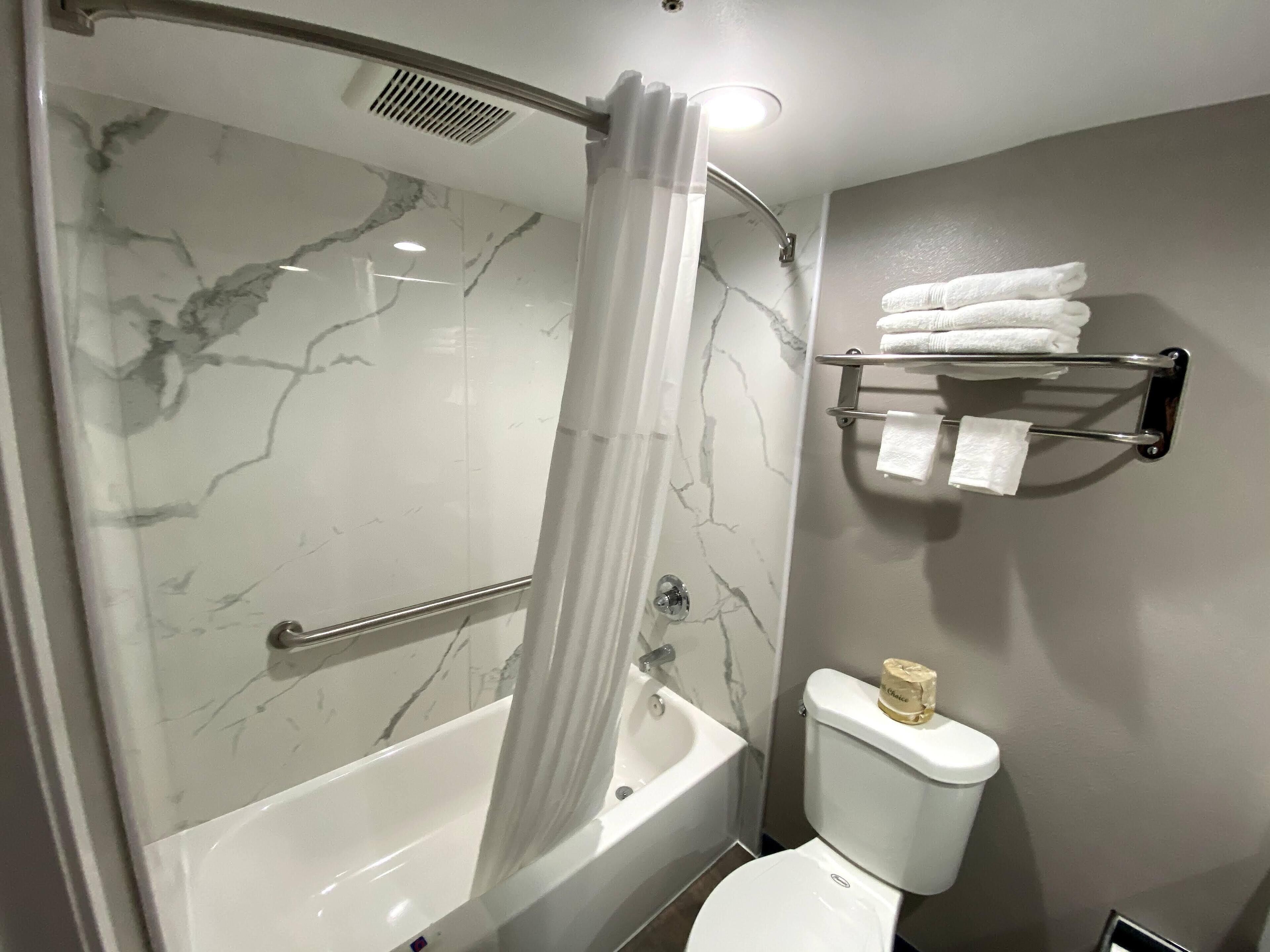 Combined shower/tub, hair dryer, towels