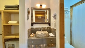 Minibar, caja de seguridad en la habitación y decoración personalizada 
