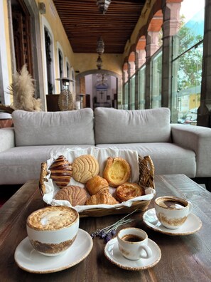 Petit déjeuner buffet servi en supplément les week-ends