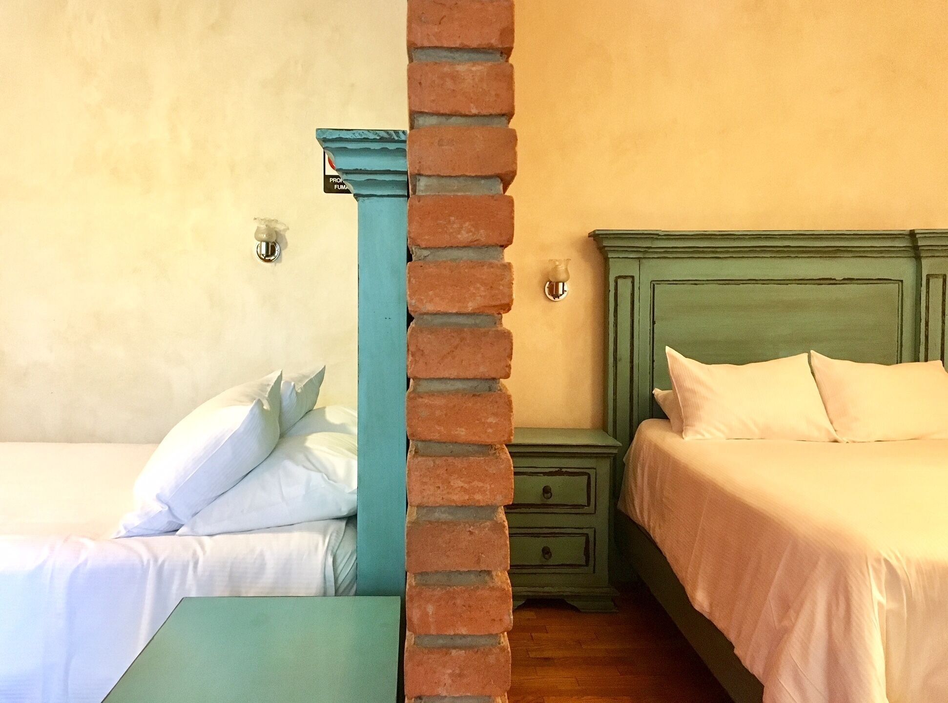 Minibar, caja de seguridad en la habitación y decoración personalizada 