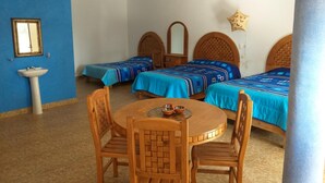 Tabla de planchar con plancha y decoración personalizada 
