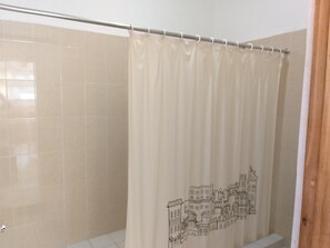 Shower, perlengkapan mandi gratis,  dan handuk