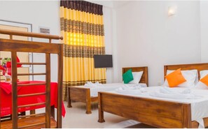 Desk, blackout drapes, iron/ironing board, free WiFi - Hotel Crown Plaza Katunayake (Seeduwa - Katunayake)