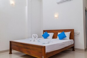 Escritorio, cortinas blackout y tabla de planchar con plancha