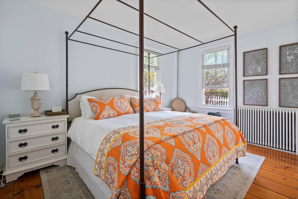 Deluxe Room, 1 King Bed, Non Smoking | WiFi (free), bed sheets