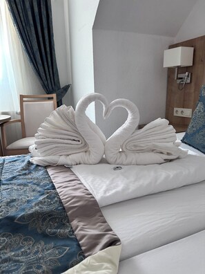 Desk, free WiFi - Hotel Sonne (Weingarten)