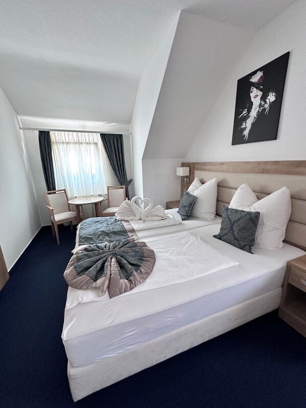 Desk, free WiFi - Hotel Sonne (Weingarten)