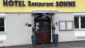 A hotel with a yellow facade and a sign reading "HOTEL Restaurant SONNE". - Hotel Sonne (Weingarten)