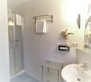 Standard Double Room | Bathroom | Shower, hair dryer, towels, soap - Landhotel Schuff (Kindsbach)