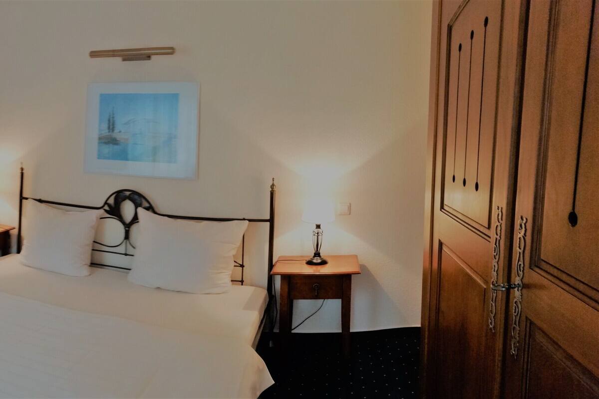 Allergikerbettwaren, Schreibtisch, schallisolierte Zimmer