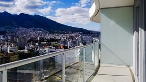 奢華套房, 1 張加大雙人床及 1 張梳化床, 非吸煙房 | 陽台景觀