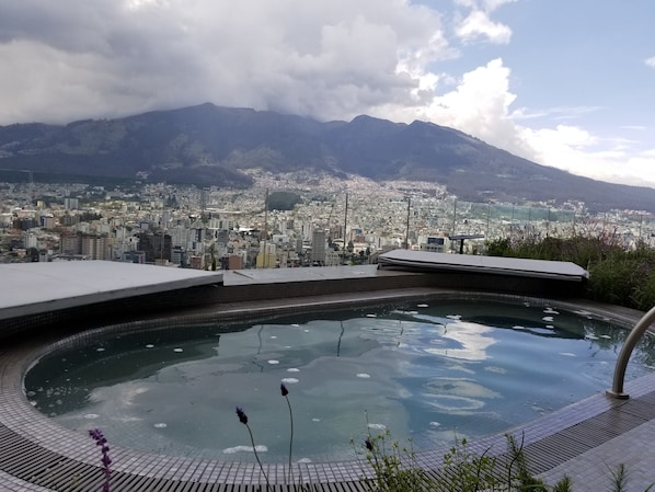 Outdoor spa tub