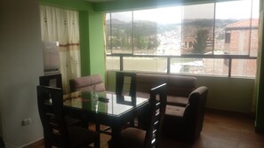 Departamento estándar, 2 habitaciones, para fumadores, vista a la ciudad | Servicio a la habitación