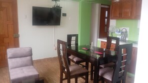 Apartamento standard, 2 quartos, para fumantes, vista para a cidade | Sala de estar | TV de tela plana, Netflix