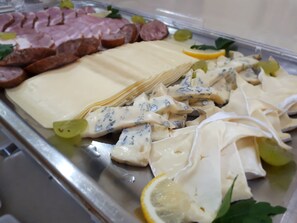 A buffet with various cold cuts, cheeses, and pickles. - Hotel Biancas (Kosakowo)