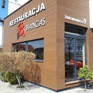 A restaurant named 'RESTAURACJA BIANCAS' with a modern design and a visible menu on the window. - Hotel Biancas (Kosakowo)