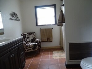 Family House | Bathroom | Combined shower/bathtub, towels