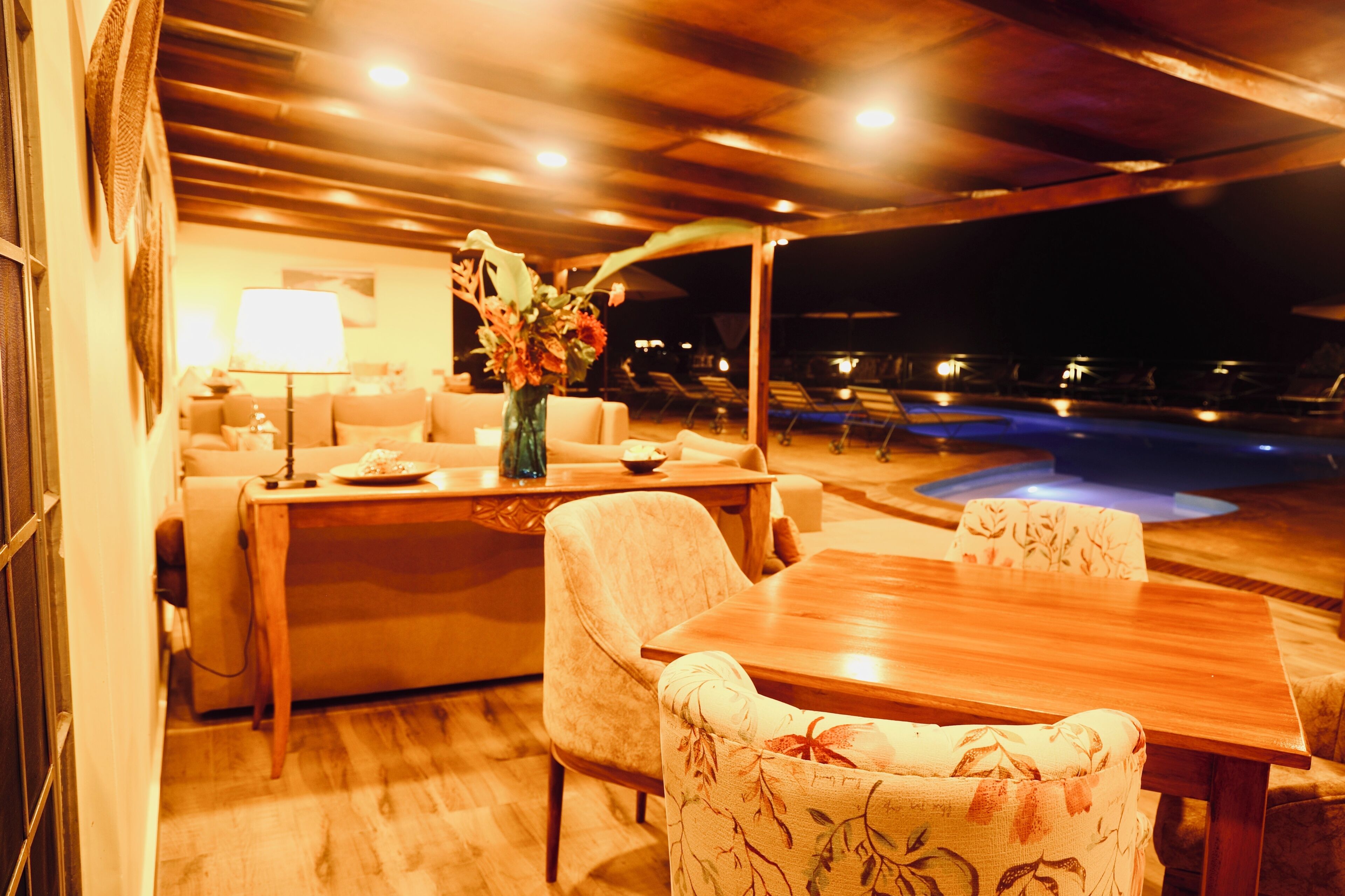 Majoituspaikan julkisivu illalla/yöllä