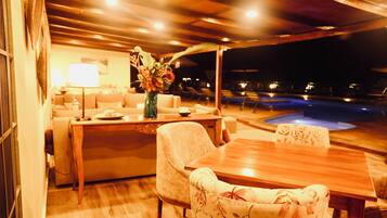 住宿正面 (夜晚)