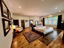 Habitación ejecutiva doble, 1 cama de matrimonio grande, vistas a la piscina | Caja fuerte, decoración individual, mobiliario individual