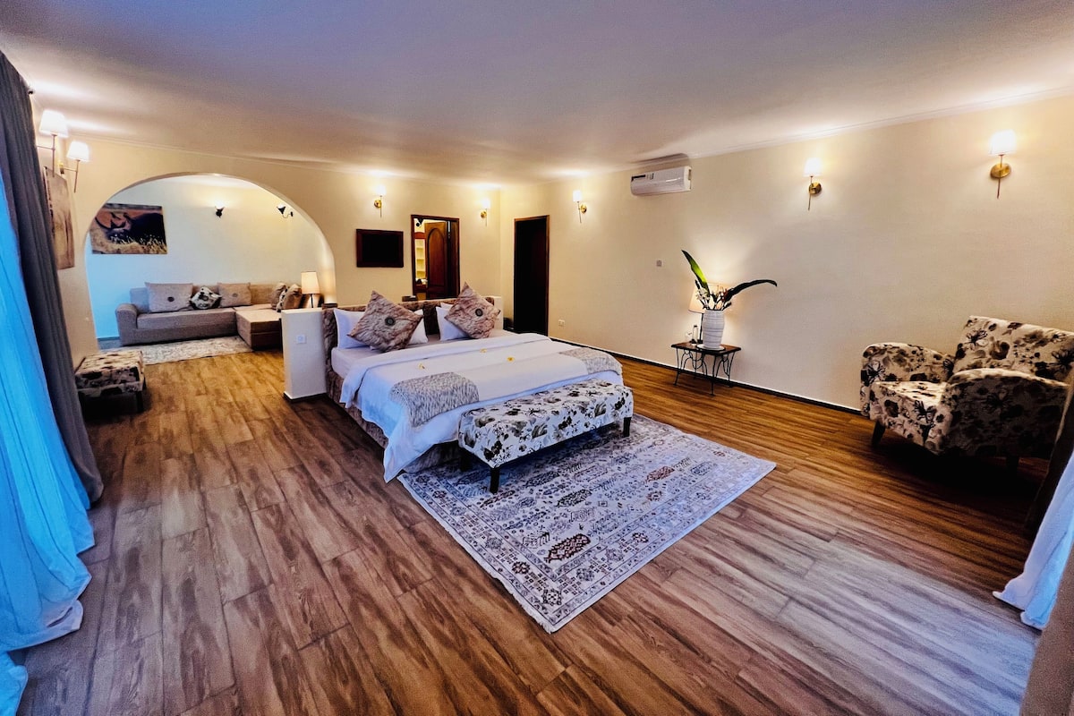 Suite – president | Safe på rommet, individuelt dekorert og individuelt innredet