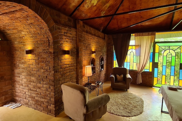 Couples treatment rooms, body treatments, deep-tissue massages