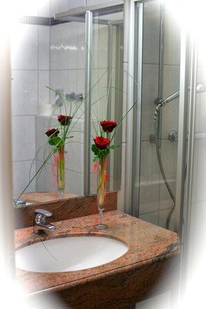 Ducha, artículos de tocador gratuitos, secador de pelo, toallas