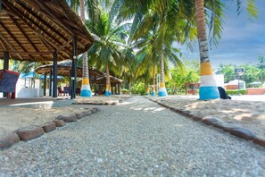 Garden view - Charlestina Beach Resort (Ampenyi)