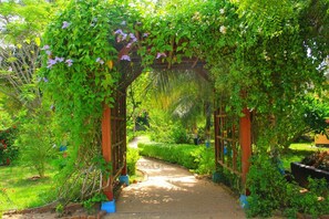 Garden view - Charlestina Beach Resort (Ampenyi)