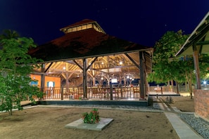 Breakfast, lunch, dinner served; local and international cuisine - Charlestina Beach Resort (Ampenyi)