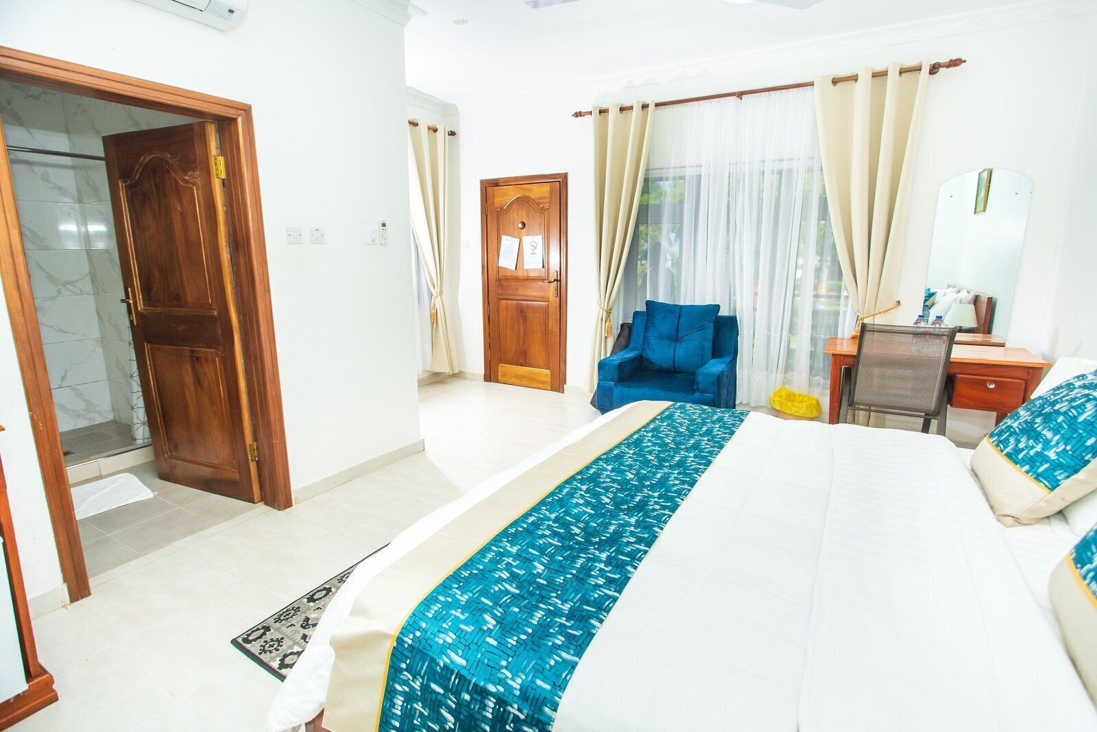 أغطية فراش متميزة ومكتب ومساحة عمل للكمبيوتر المحمول وستائر تعتيم