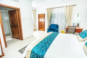 Quarto casal superluxo, sacada, vista parcial para o mar | Roupas de cama premium, escrivaninha, espaço de trabalho para notebook