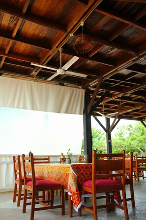 Café da manhã, almoço e jantar; local e internacional 