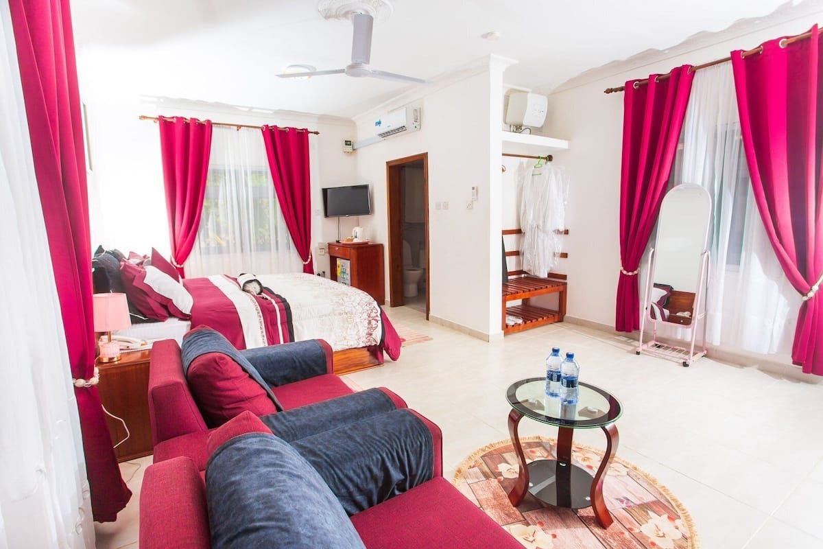 Quarto real, sacada, vista para o oceano | Roupas de cama premium, escrivaninha, espaço de trabalho para notebook