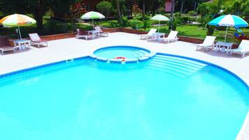 Piscine extérieure, parasols de plage, chaises longues