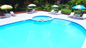 Piscina externa, funciona das 9h às 19h, guarda-sóis, espreguiçadeiras