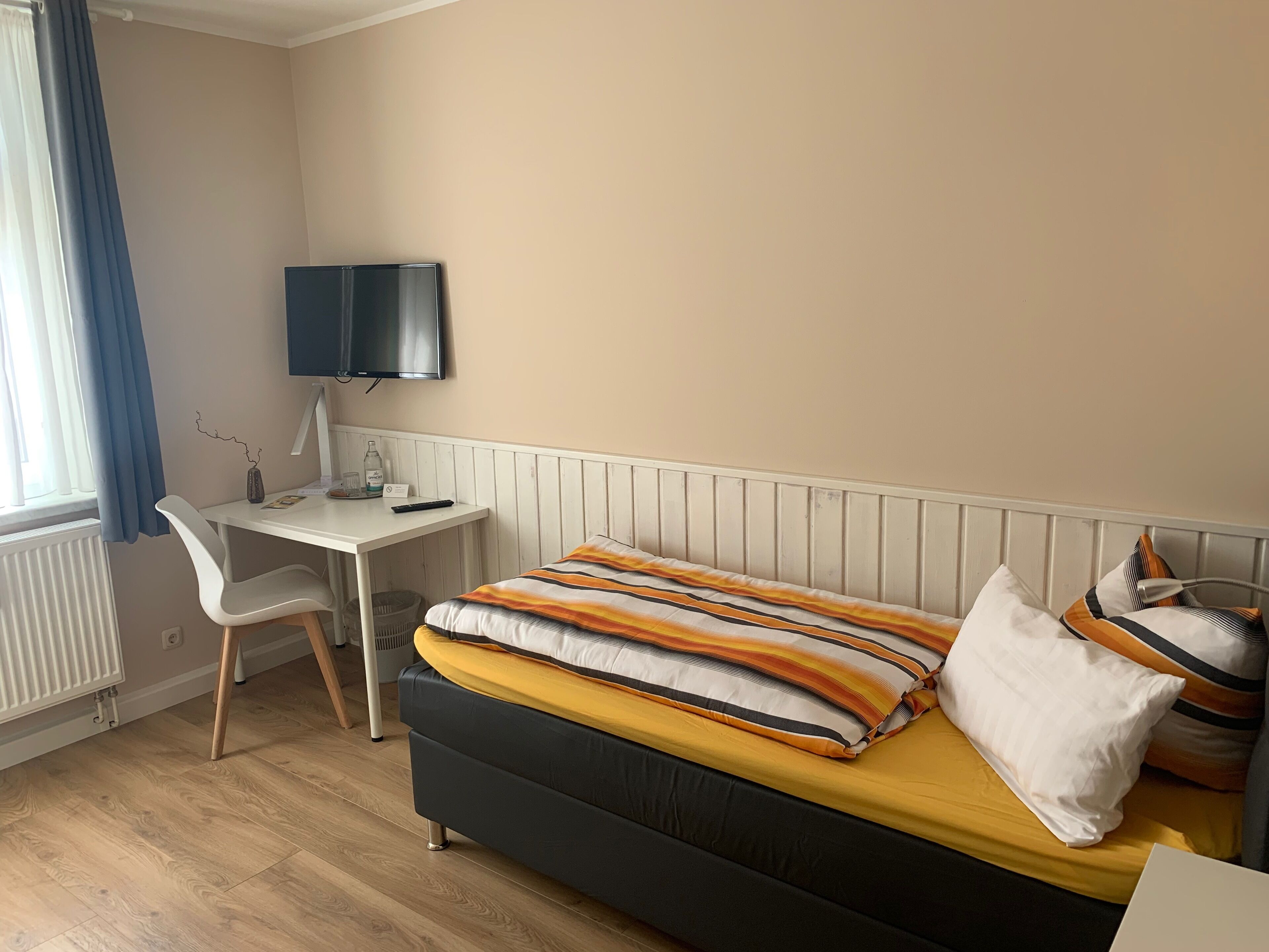 Ein Schlafzimmer mit einem Bett, einem Schreibtisch und einem Stuhl.