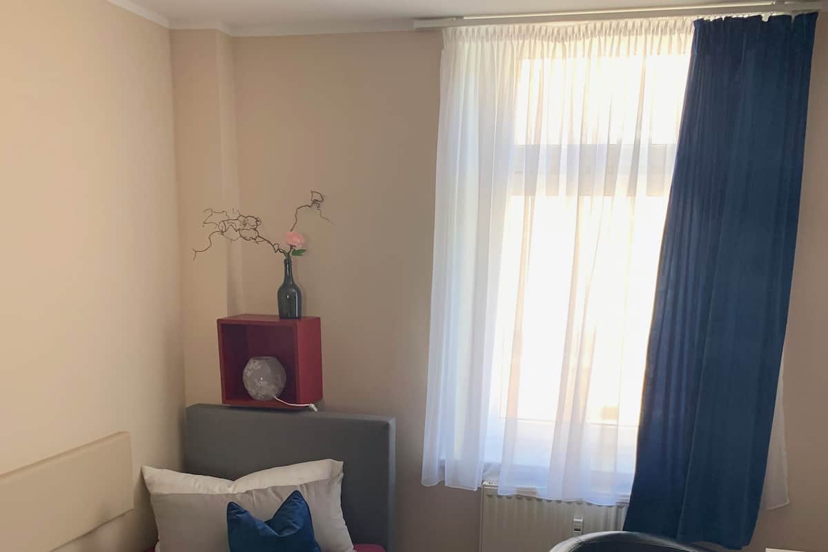 Single Room | Individually decorated, individually furnished, desk, cribs/infant beds