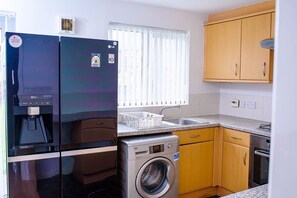 Huis | Privékeuken | Een koelkast, een magnetron, een oven, een kookplaat