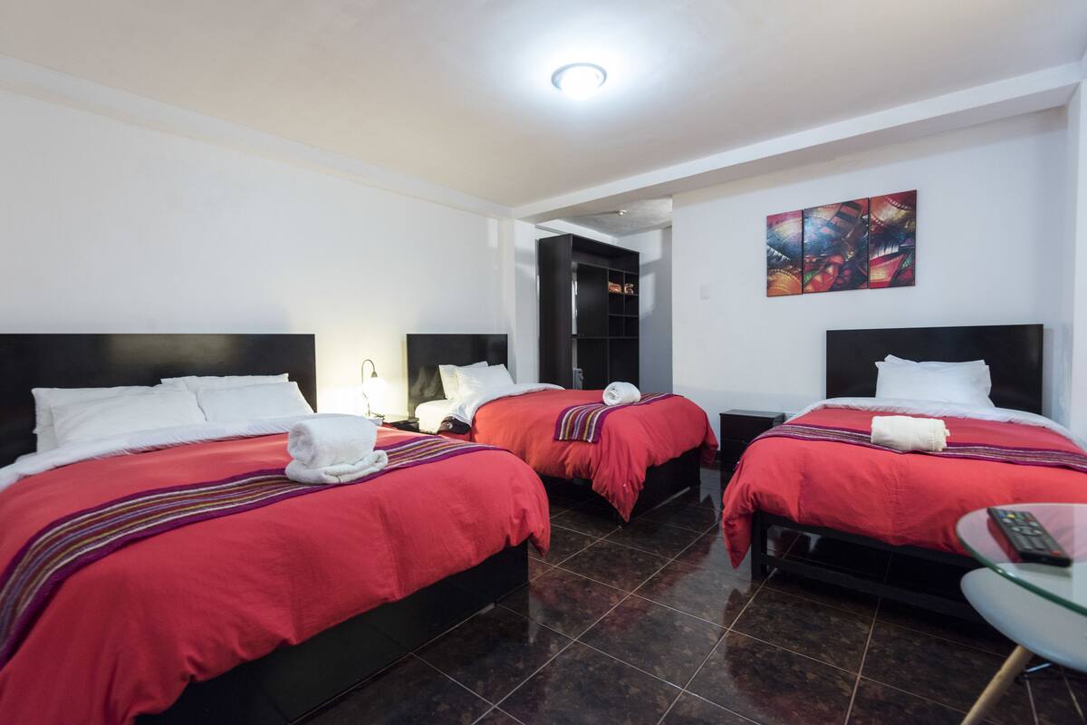 Habitación familiar | Tabla de planchar con plancha, wifi gratis y ropa de cama