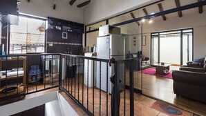 A spacious living area with a kitchen, a dining area, and a balcony. - Pension Sanbleña B&B (Cusco)