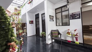 A modern interior with a glass ceiling, a Christmas tree, and holiday decorations. - Pension Sanbleña B&B (Cusco)