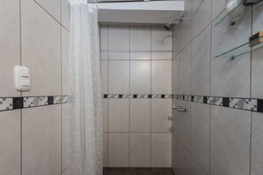 Shower, free toiletries, towels - Pension Sanbleña B&B (Cusco)