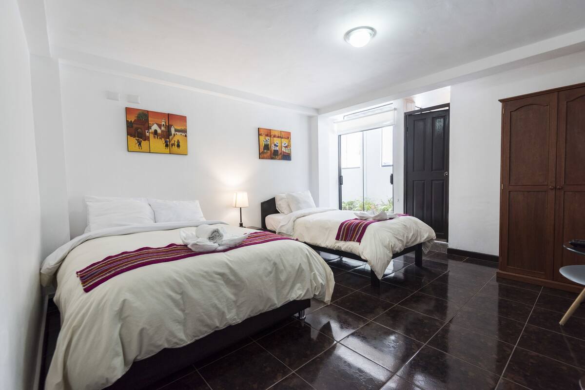 Habitación con 2 camas individuales | Tabla de planchar con plancha, wifi gratis y ropa de cama