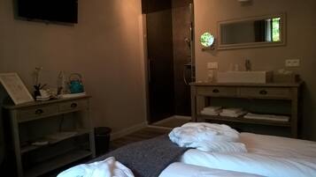 Een minibar, een kluis op de kamer, een bureau, verduisterende gordijnen