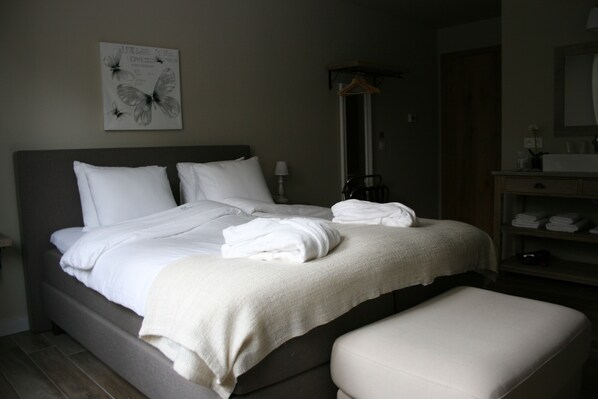 ميني بار وخزنة داخل الغرفة ومكتب وستائر تعتيم