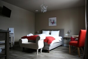 ميني بار وخزنة داخل الغرفة ومكتب وستائر تعتيم