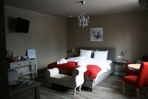 ميني بار وخزنة داخل الغرفة ومكتب وستائر تعتيم