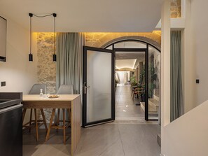 Family Room | Private kitchen - Casa D'Irene Deluxe Hotel (Kissamos)